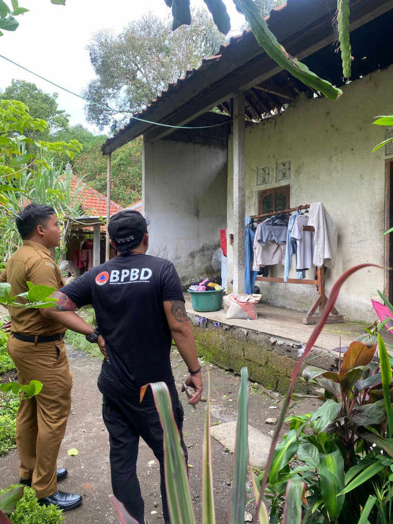 Atap Rumah Jebol di Banjar Kasianan, Desa Pangsan, Kecamatan Petang Tgl 04 Desember 2023